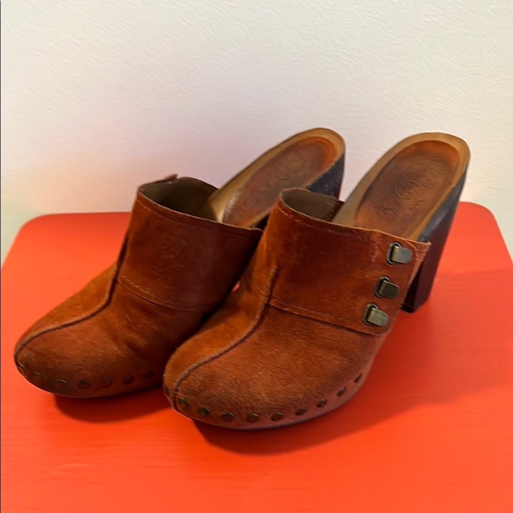 Nine West Rust Orange Suede vintage Clogs